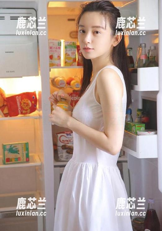 美媛馆 - Carina梦绮黑丝全套图包，感受时尚与散发魅力的迷人之旅.txt