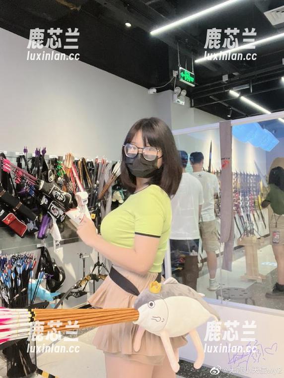 自闭颜球球纯白写真系列：宁静之美的原图展现.txt