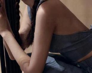 花漾show - 欣赏周于希裸足写真套图，展现青春活力的美图，带你走进她的梦幻世界！.txt
