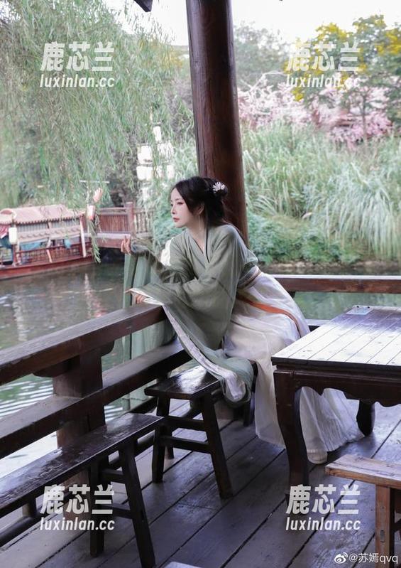 苏嫣qvq黑丝旗袍写真图集：重温经典与现代交织的华丽风情.txt