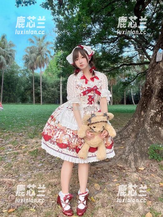 荒井喵喵旅拍全记录：绝美cos与精致美图带你走进她的世界.txt
