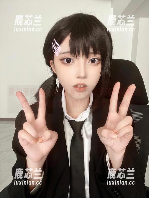 实拍菌烨tako的全套牛仔裤写真，记录她在镜头下的迷人瞬间与魅力！.txt