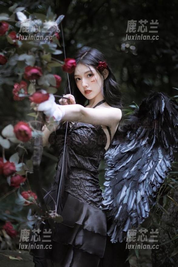 蓝小沂KiKi 精选蓝小沂KiKi小恶魔与艾什cos合集,带你感受每张图片的诱惑!.txt