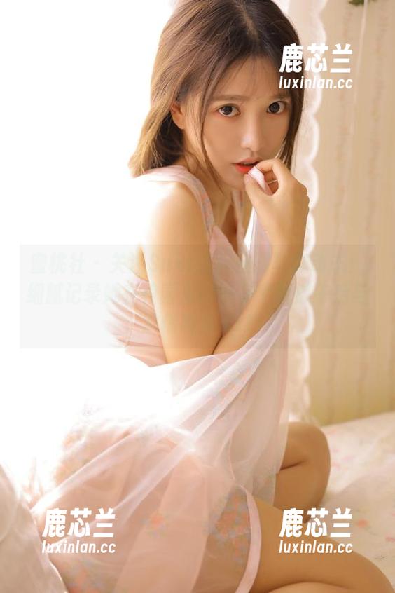 蜜桃社 - 关注Suki最新校园写真动态：细腻记录她在校园里的每一个慵懒午后与激情时刻.txt