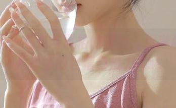 蜜桃社 - 睡衣与风格的碰撞：伊琳私拍图片传递的自信与魅力.txt