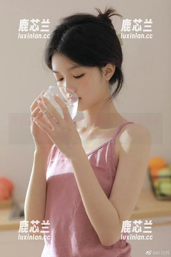 蜜桃社 - 睡衣与风格的碰撞：伊琳私拍图片传递的自信与魅力.txt