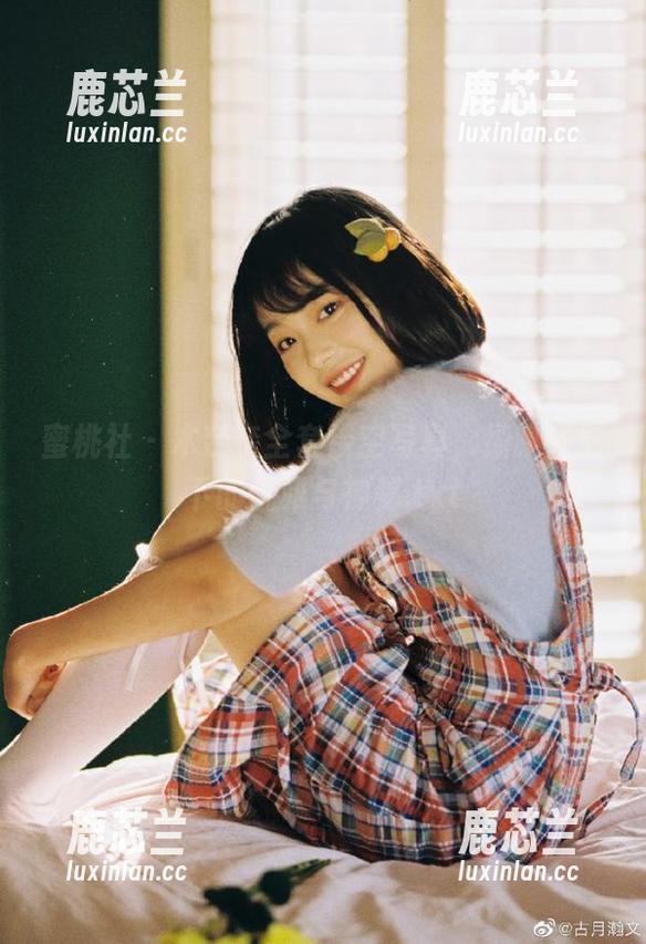 蜜桃社 - 木奈奈全套镂空写真，细腻光影下的优雅与神秘.txt
