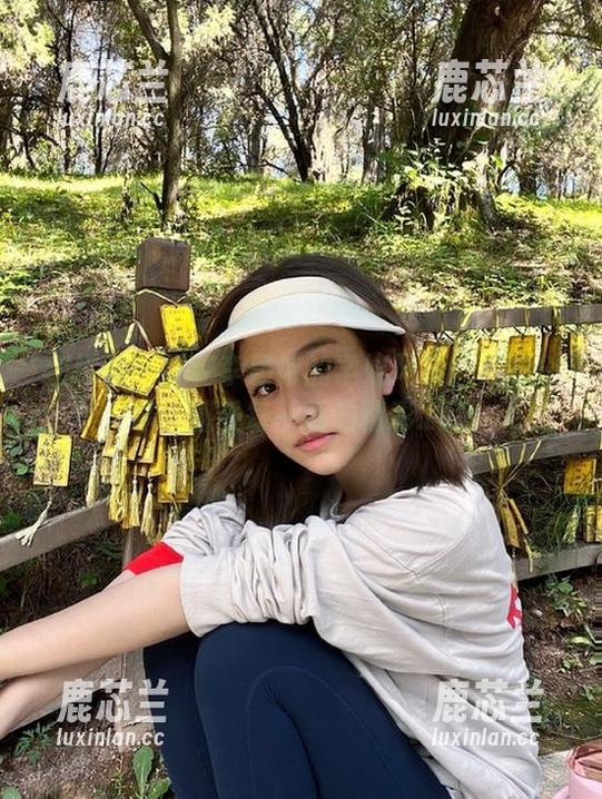 蜜桃社 - 揭秘李颖诗的学姐风采：美图分享，感受每一瞬的精彩.txt
