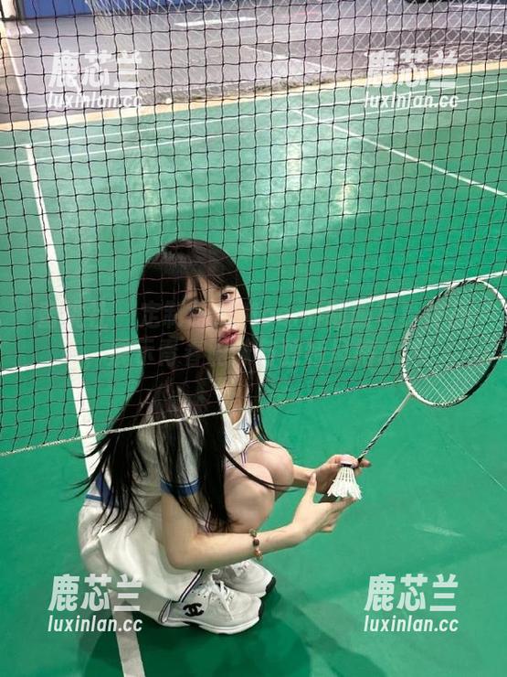 蜜桃社 - 定制萌美Moemi制服写真作品，展示青春韵味与独特风格.txt