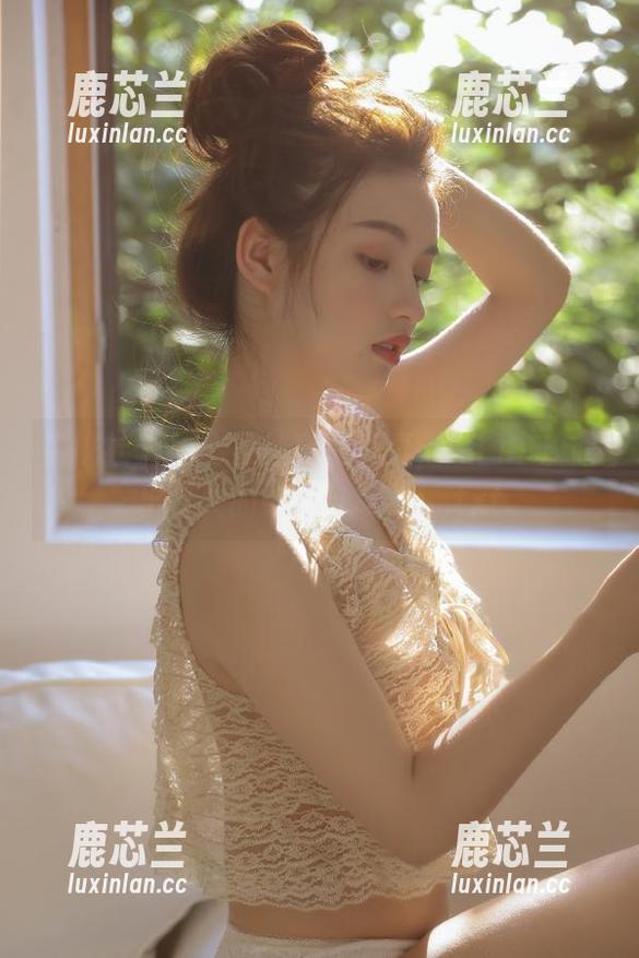 蜜桃社 - 雪飞黑丝高清写真，原图中流露出少女的纯真与动人！.txt