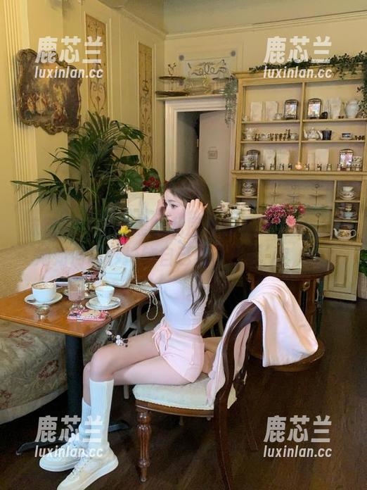 袜啵啵-瑶瑶 袜啵啵 - 在瑶瑶的私房牛仔裤图集中,看她如何巧妙掩饰自己的‘雷区’!.txt