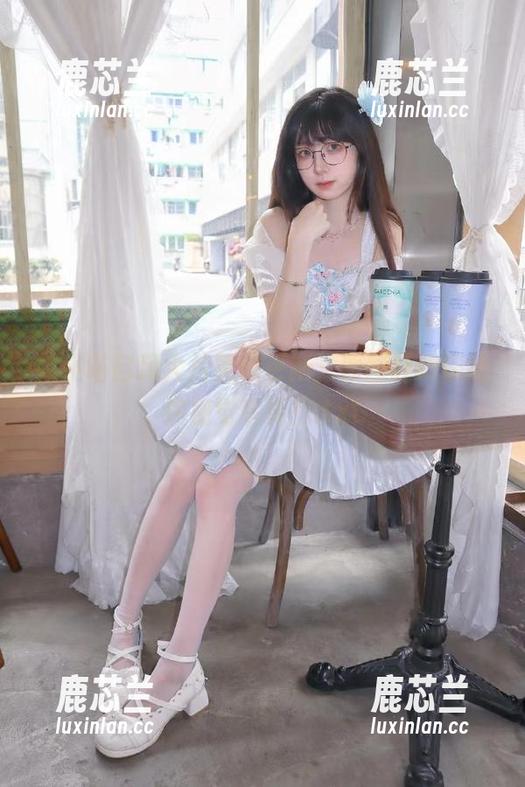 袜小喵自嗨大片重磅更新，原图狂欢带给你视觉享受！.txt