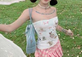 来看看袜小喵的福利作品“摊在沙发上”，为你的闲暇时光增添乐趣.txt