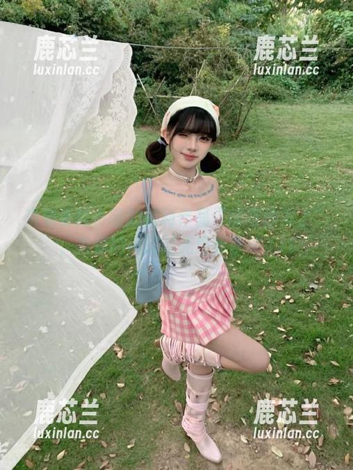 来看看袜小喵的福利作品“摊在沙发上”，为你的闲暇时光增添乐趣.txt