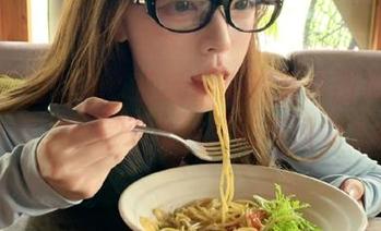梦幻校园时光：见新摄影的清纯甜美写真合集，尽显少女的灵动与恬静.txt