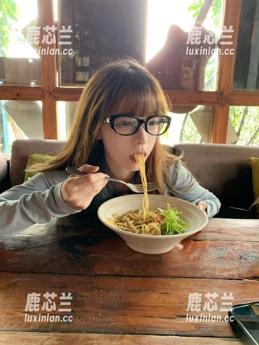 梦幻校园时光：见新摄影的清纯甜美写真合集，尽显少女的灵动与恬静.txt