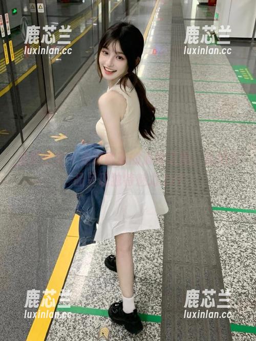 觅芙少女 - 走进敏敏的清纯之美，私拍作品呈现独特魅力.txt