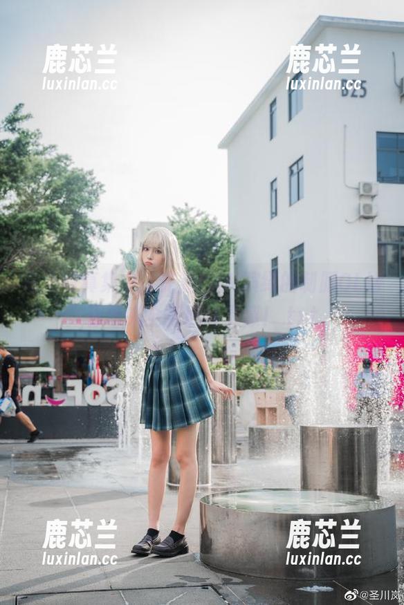 在新写真集中，许岚LAN演绎的制服OL给你带来全新职场灵感！.txt