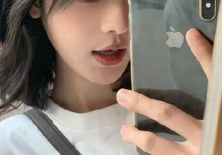 语画界 - 走进Cherry绯月樱的网袜世界：图库展示她的写真艺术与性感风情.txt