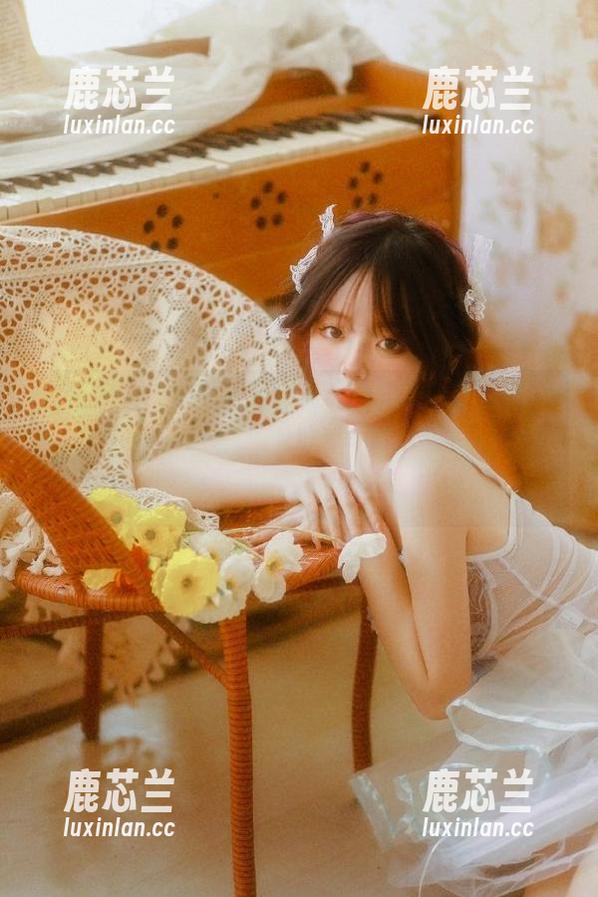 语画界-徐莉芝 语画界 - 徐莉芝校园写真作品分享,带你免费领略青春活力与校园风光的独特魅力!.txt