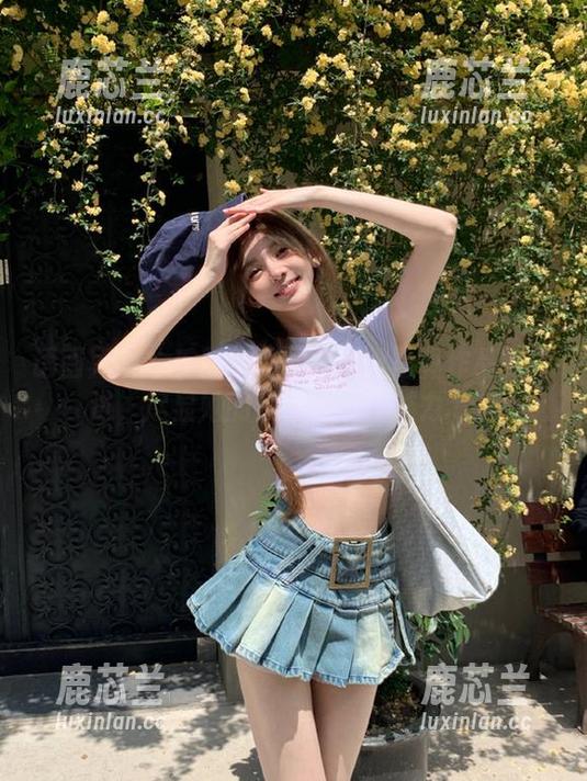 语画界-雅雯 语画界 - 水手服与雅雯:精致写真作品集精选,尽显她的优雅和个性魅力.txt