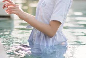微密圈 - 在线赞赏迷人的五姨太妹妹的写真作品，触碰艺术与生活的边界.txt