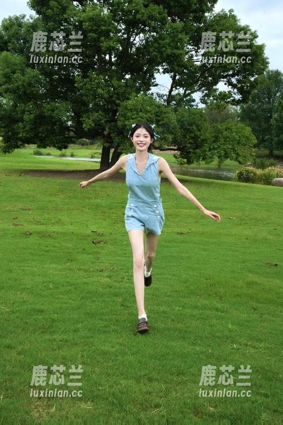 微密圈 - 在迷人的五姨太的动人腿合集里，发现自嘲背后藏着的无限美丽与故事！.txt