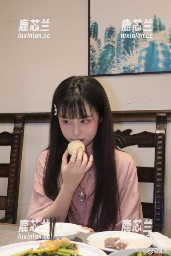 镜酱 镜酱私奔连衣裙图集:精选独家角度,展现别样风情.txt
