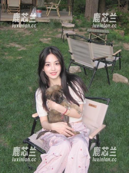 青豆客 - 妮小妖空降居家生活：这组图包的写真简直让人无法抗拒！.txt
