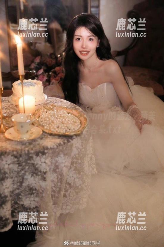 青豆客-汪佩妮Penny 青豆客 - 感受汪佩妮Penny的魅力:精美套装写真照片合集.txt