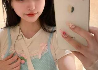 青豆客 - 黄可christine制服写真精选：这一套图让你欲罢不能的视觉盛宴！.txt