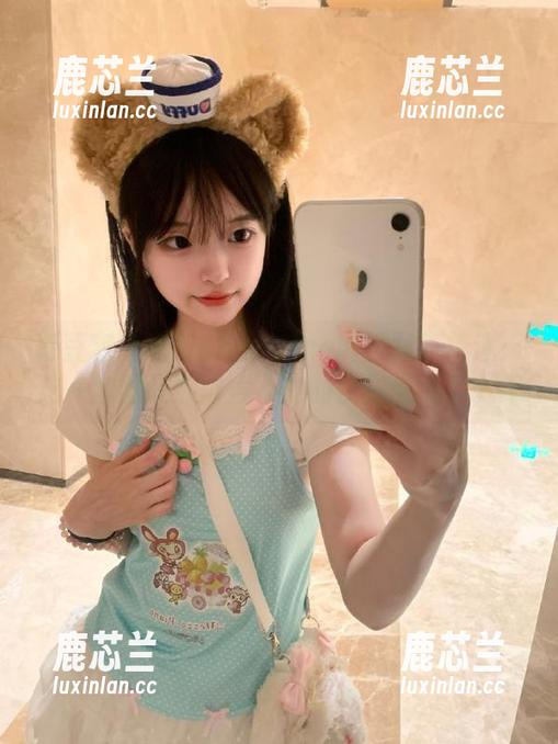 青豆客 - 黄可christine制服写真精选：这一套图让你欲罢不能的视觉盛宴！.txt