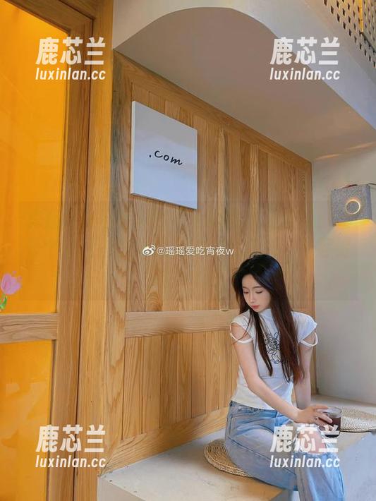 鬼畜瑶在不在w的黑色短款旗袍美图：让每个角落都充满魅力的壁纸选项，不容错过！.txt