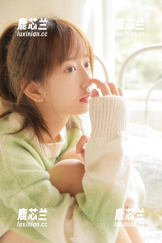 魅妍社 - 闵妮Mily女孩全新写真：原图与图册呈现个性与优雅.txt