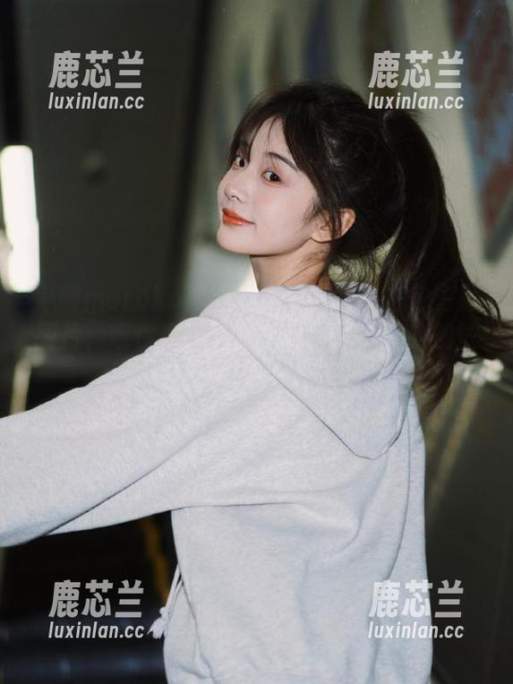 魅瞳meroko携手专业团队定制白色主题图片，带你进入一个纯净而又迷人的视觉盛宴.txt